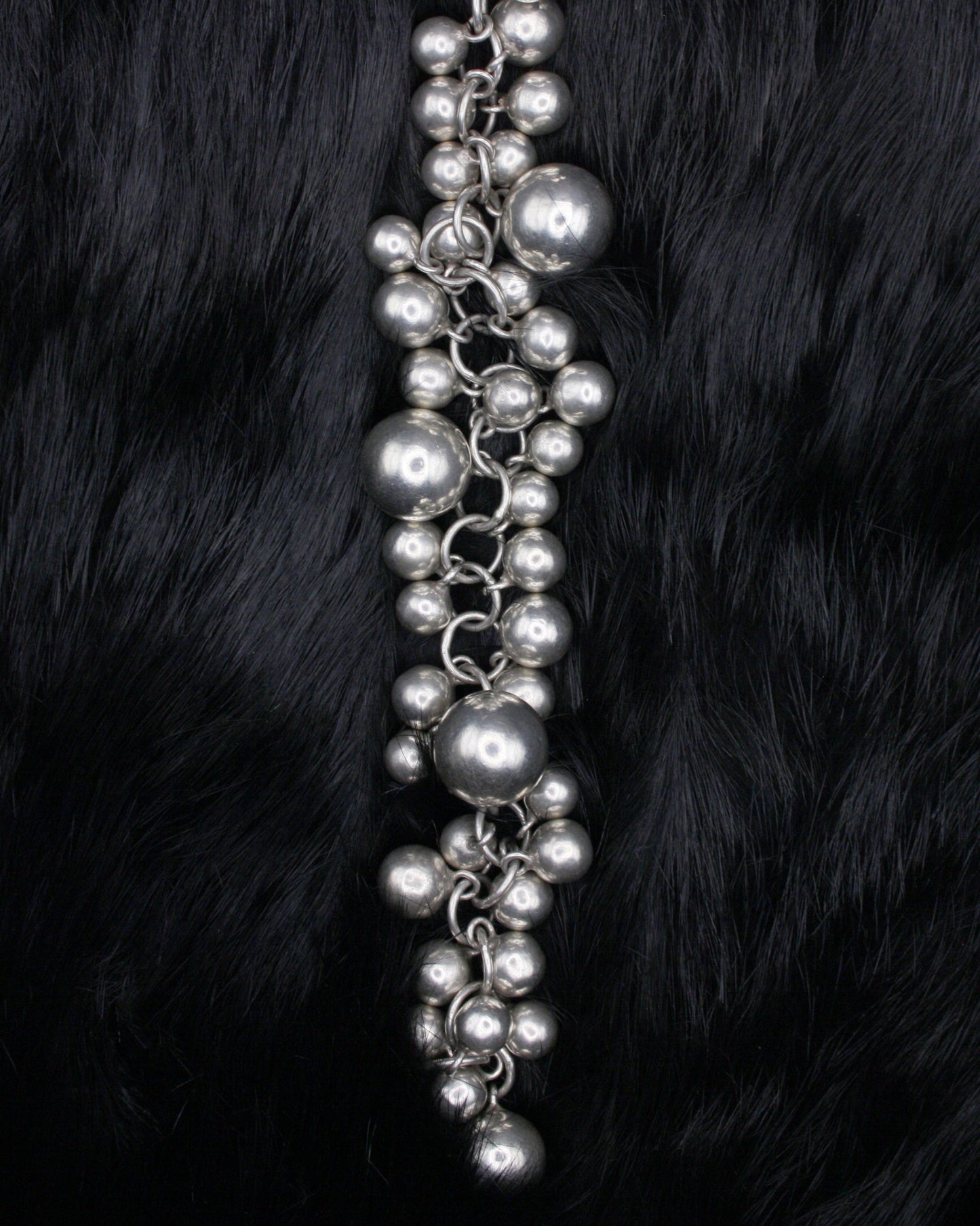 DANGLING SPHERES SILVER PLEATED BRACELETE