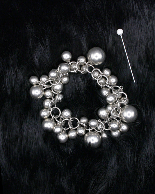 DANGLING SPHERES SILVER PLEATED BRACELETE