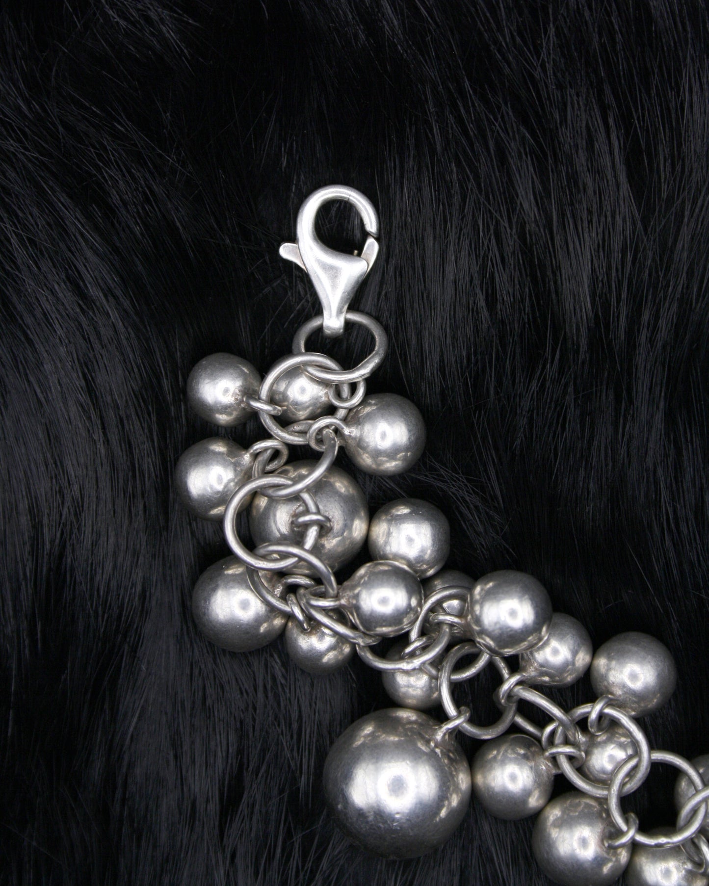 DANGLING SPHERES SILVER PLEATED BRACELETE