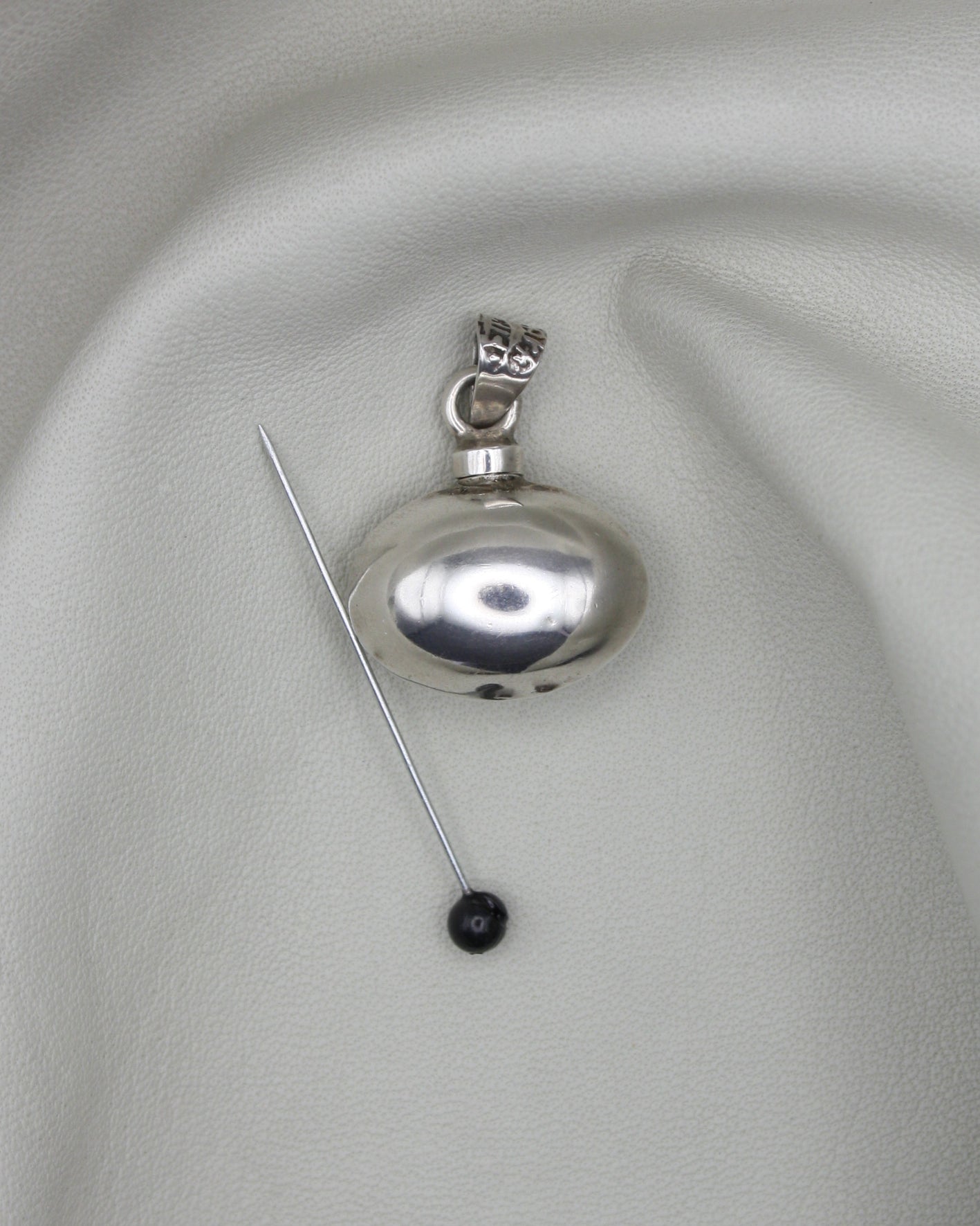 OBLATE BOTTLE SILVER PLEATED PENDANT