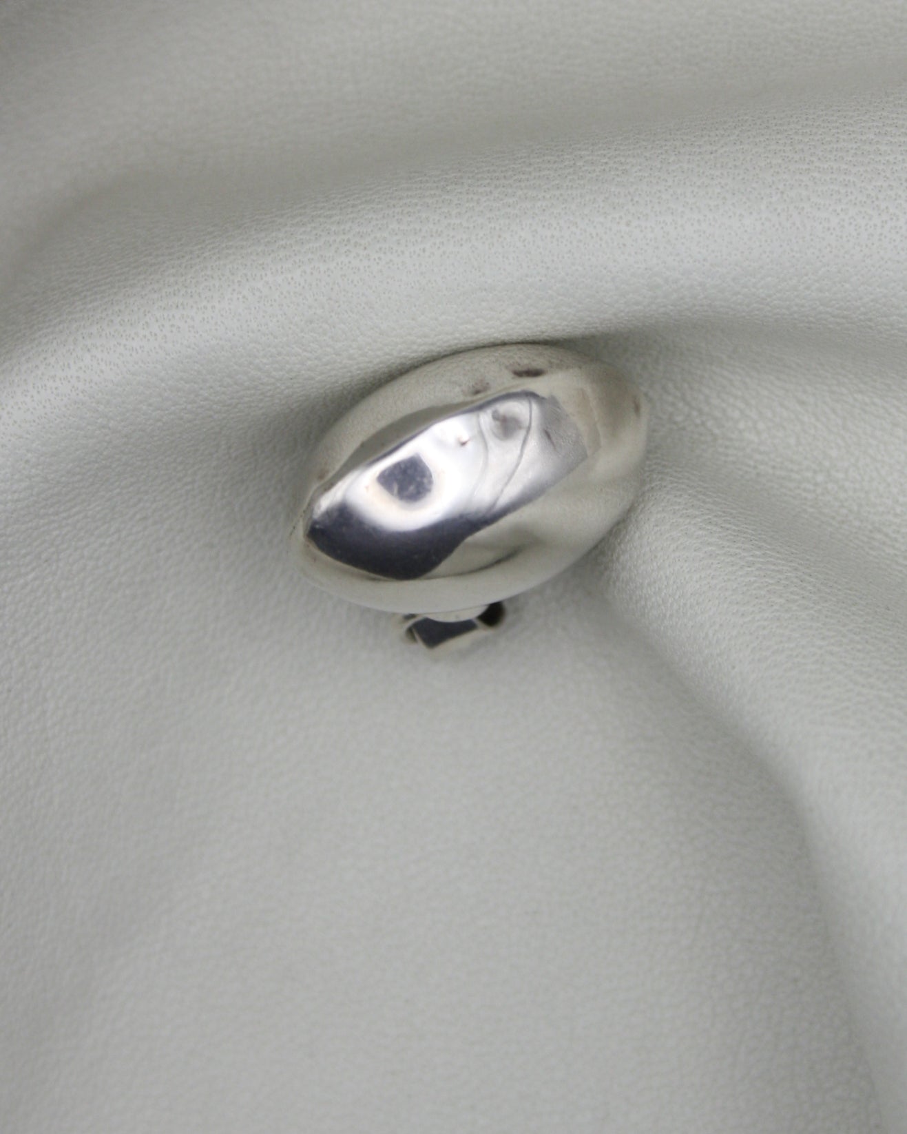 OBLATE BOTTLE SILVER PLEATED PENDANT