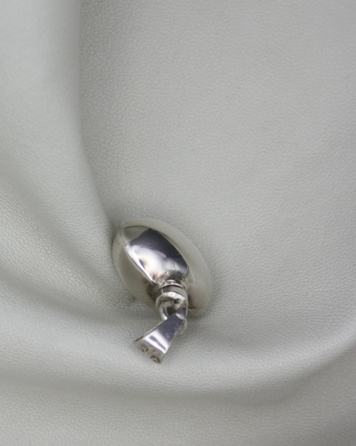 OBLATE BOTTLE SILVER PLEATED PENDANT