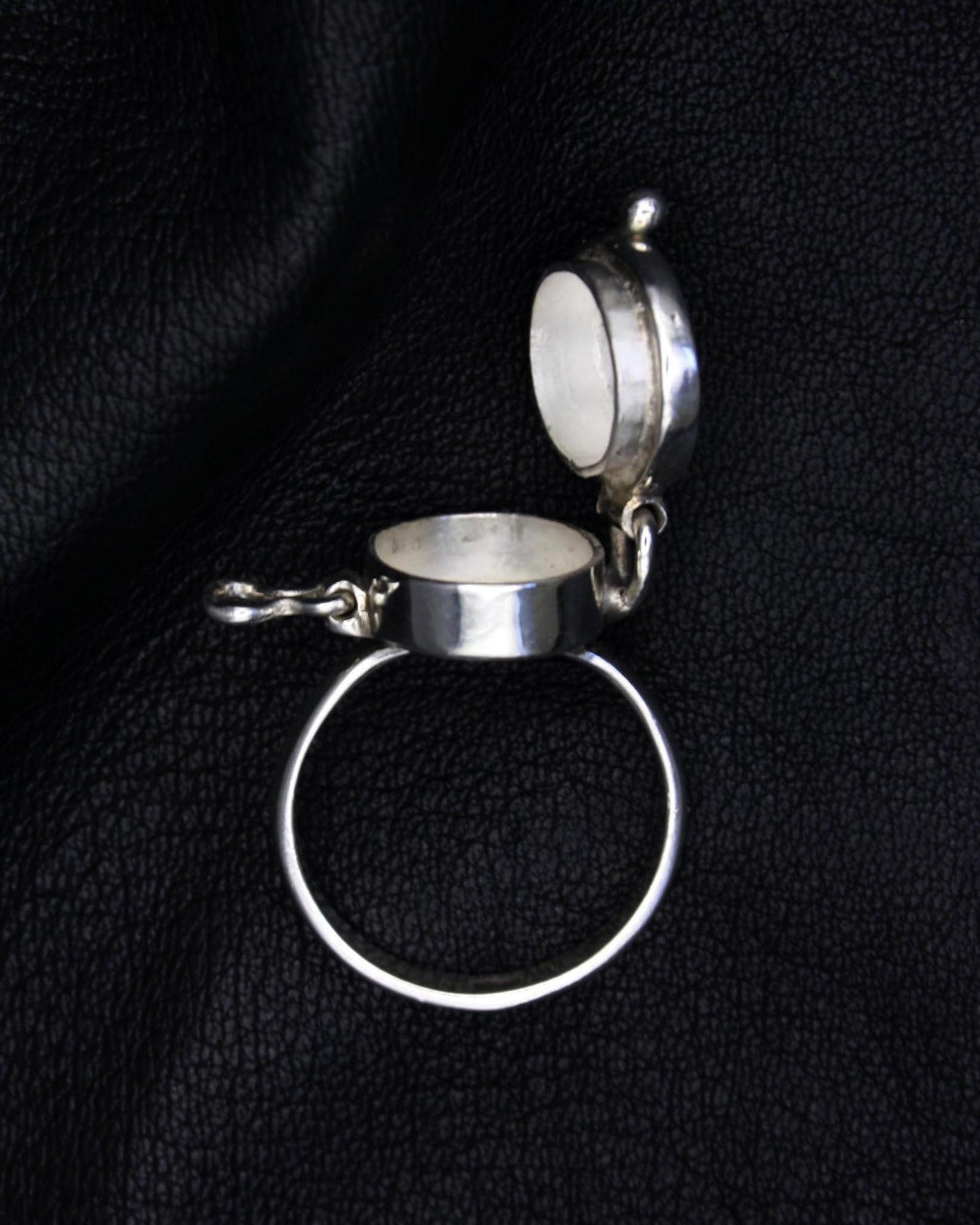 LOCKET SILVER PLEATED RING